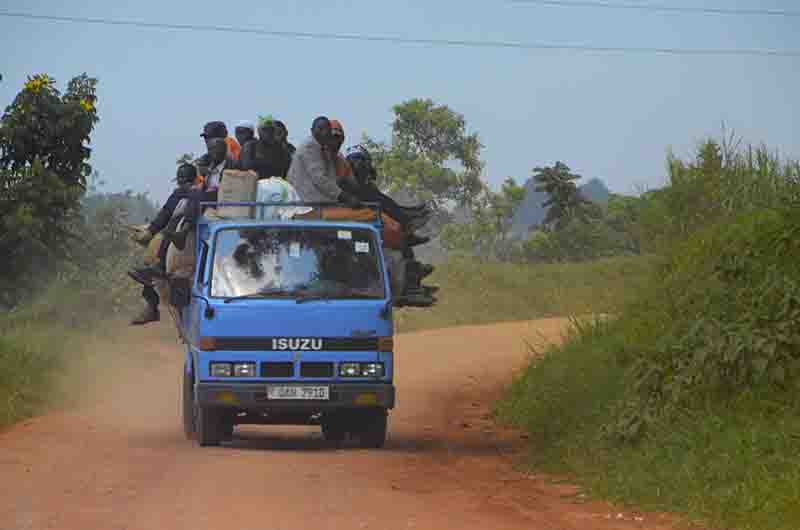 10 - Uganda - camion cargado con trabajadores